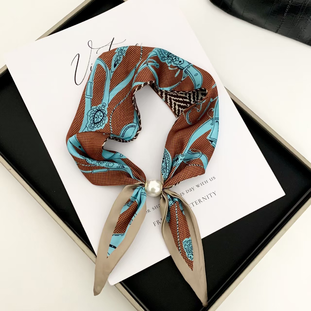 ผ้าพันคอแม่เหล็กประดับมุกสไตล์ - Silk Scarf Square บทวิจารณ์และราคา