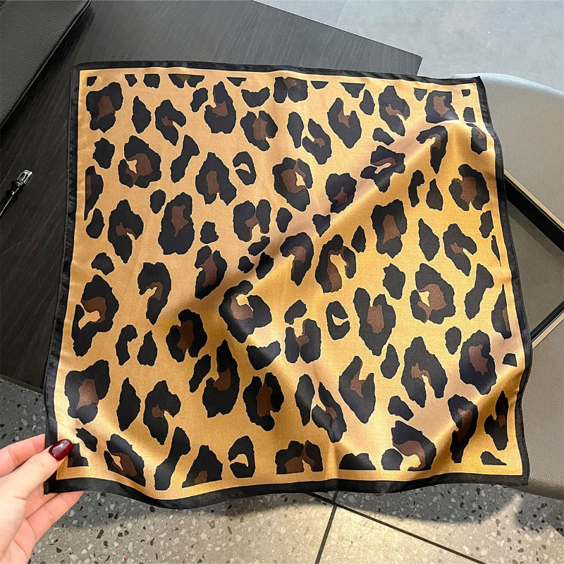 ผ้าพันคอไหมแท้ 100% ลายเสือดาว - Silk Scarf Square บทวิจารณ์และราคา