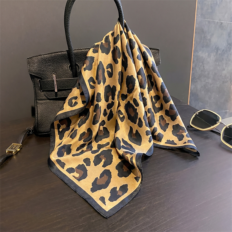 ผ้าพันคอไหมแท้ 100% ลายเสือดาว - Silk Scarf Square บทวิจารณ์และราคา